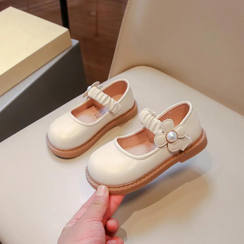2024 Новые детские кожаные туфли с мягкой подошвой, туфли принцессы для девочек, милые шикарные детские модные повседневные черные туфли на плоской подошве, универсальные
