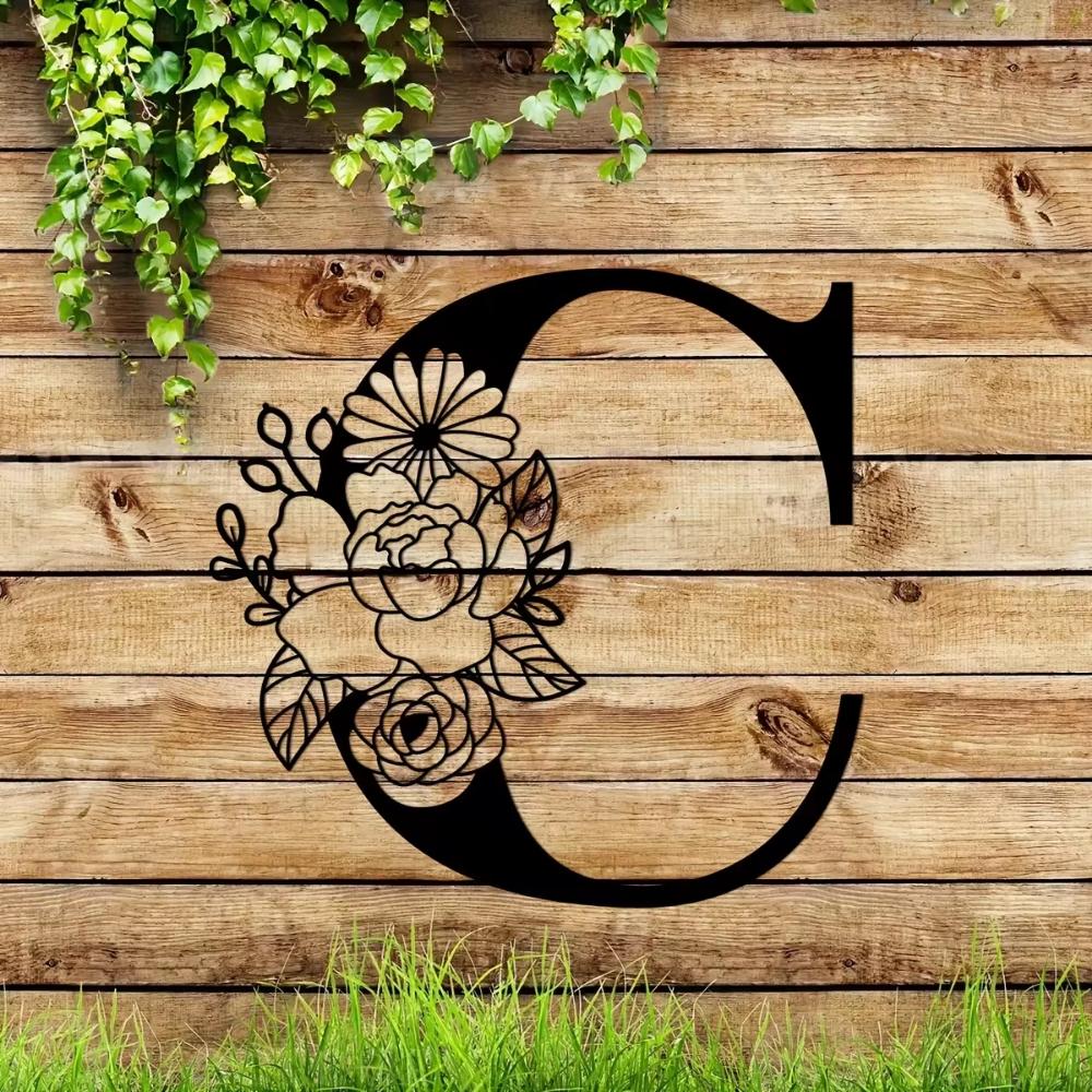 Потрясающая металлическая табличка с цветочными буквами-монограммами! Металлическое настенное искусство. Цветочный декор стен с заглавными буквами алфавита. Буквы для стен своими руками. Знак на заднем плане.