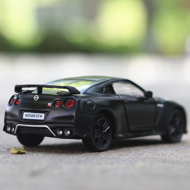 1/36 Nissan GTR Металлическая модель автомобиля Игрушки для мальчиков Литая модель автомобиля с инерционным механизмом Коллекционная машина для детей Подарки Игрушки для взрослых