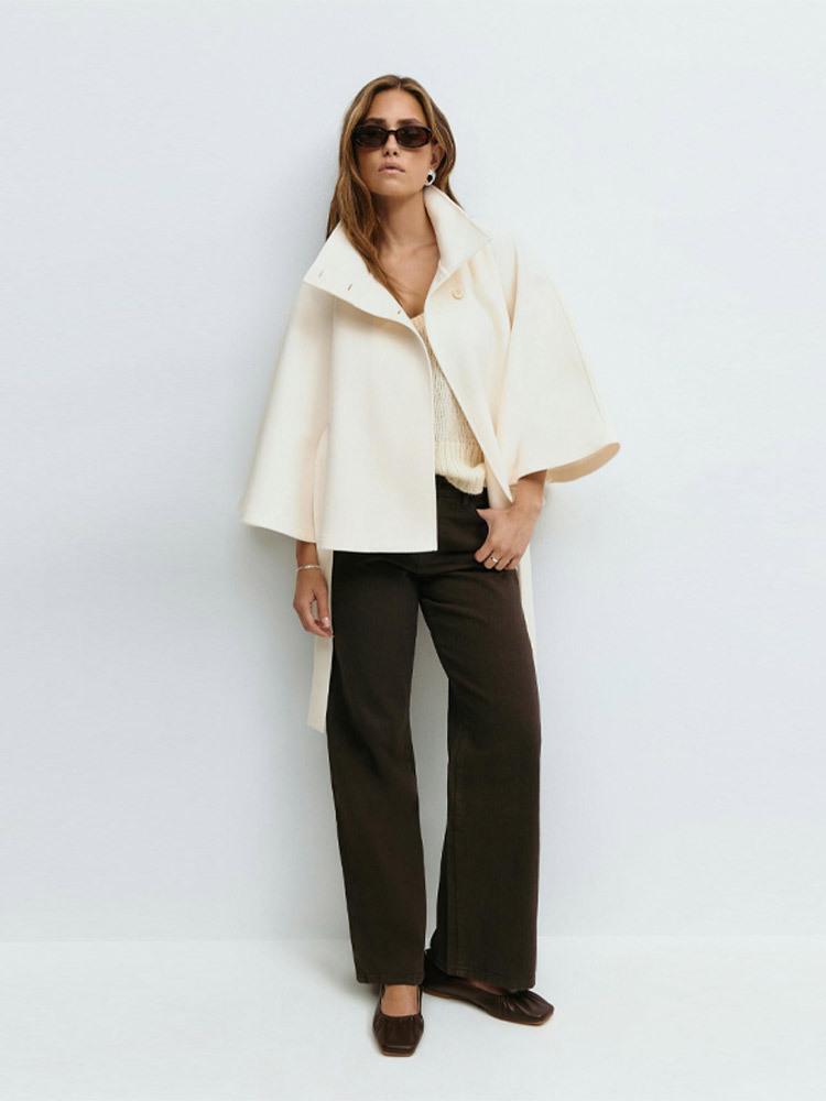 Женское короткое шерстяное пальто-накидка 2025 года с воротником-стойкой и поясом