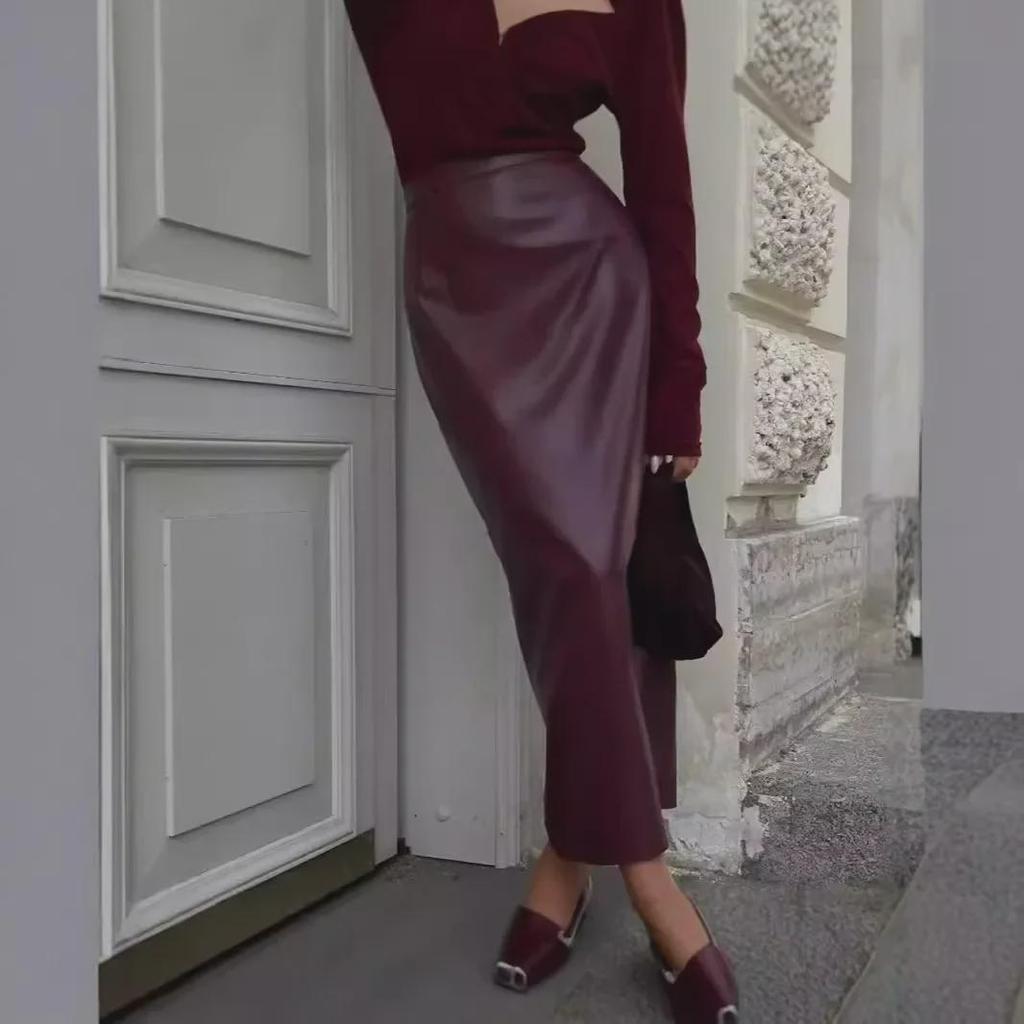 Осень 2024 года. Сексуальная кожаная юбка с высокой талией и разрезом.