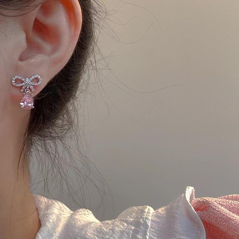 Sweet and cool girl~ Light luxury high-end butterfly earrings New year's trendy cold wind sweet stud earrings and ear jewelry