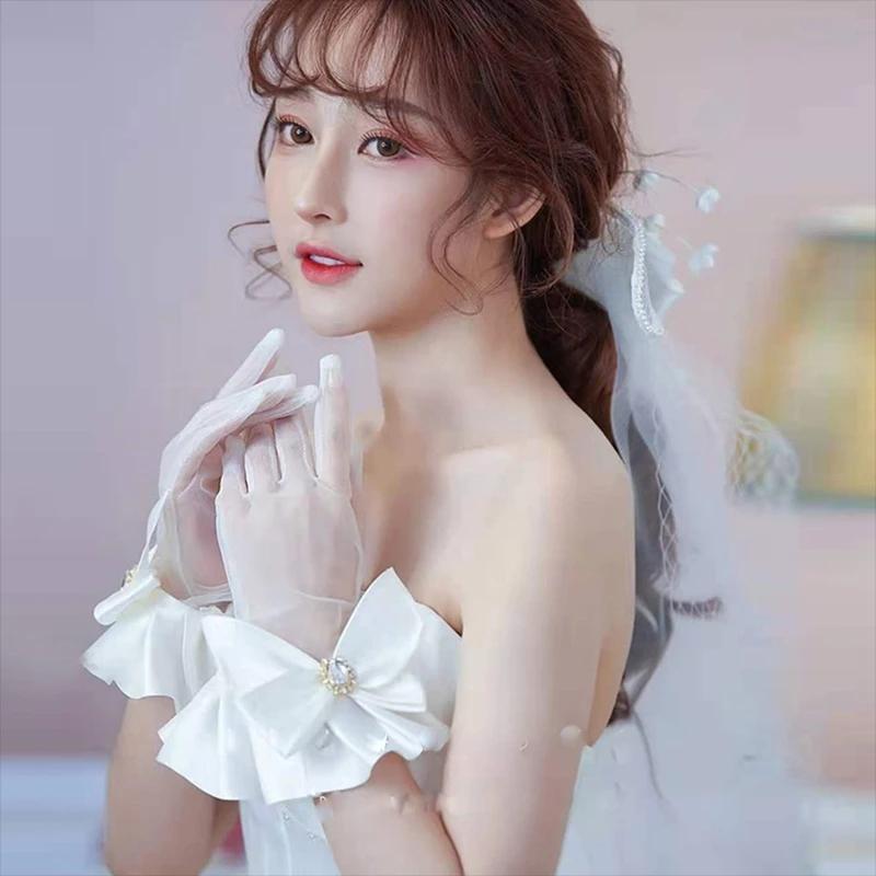 Тонкие короткие белые сетчатые перчатки для невесты