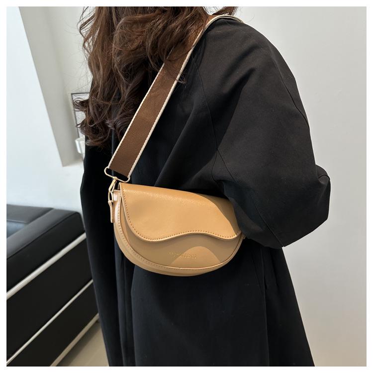 Женская стильная полукруглая сумка-седло с широким ремнем - тренд 2024 года, кроссбоди