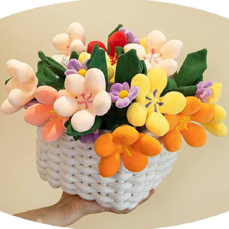 Милая плюшевая игрушка медведь с красивой цветочной композицией в оранжевых, розовых и красных оттенках