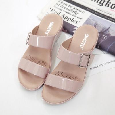 Модные тапочки для женщин 2025 лето новые легкие домашние сандалии супермягкие и удобные на толстой подошве дорожные тапочки для женщин