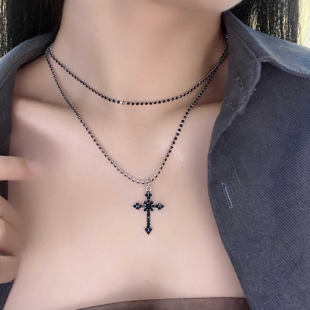 Chic Cross Pendant Necklace for Women - Trendy, Versatile, and Luxurious Clavicle Accessory.