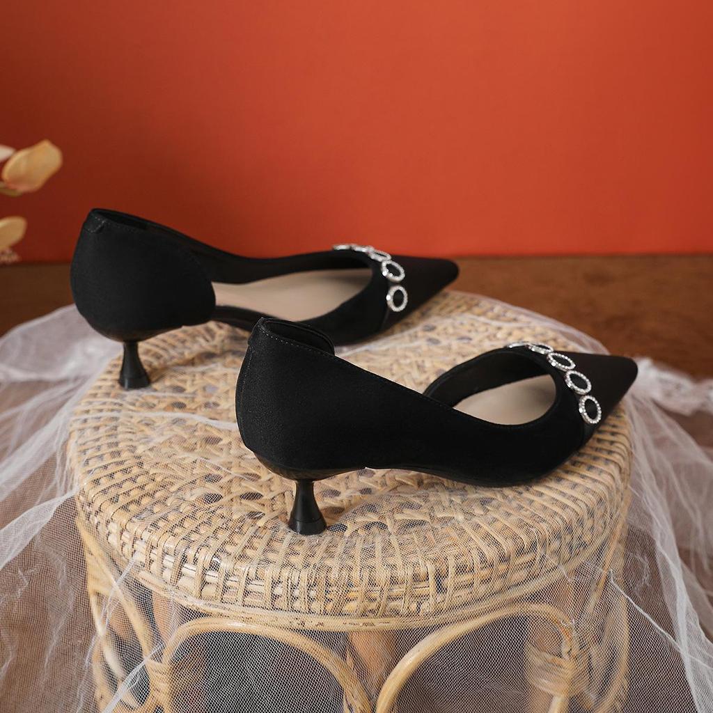 Изысканные атласные туфли-мюли на шпильке: Женские туфли с острым носком, боковыми вырезами, коллекция весна-лето 2025