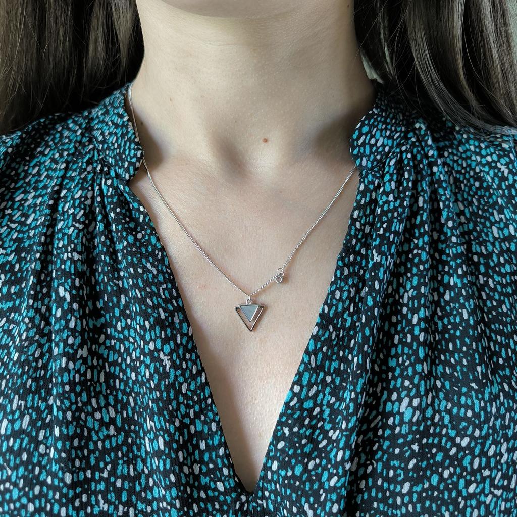 Серебряное колье с натуральным перламутром, вес изделия 3,33 гр (2186496)