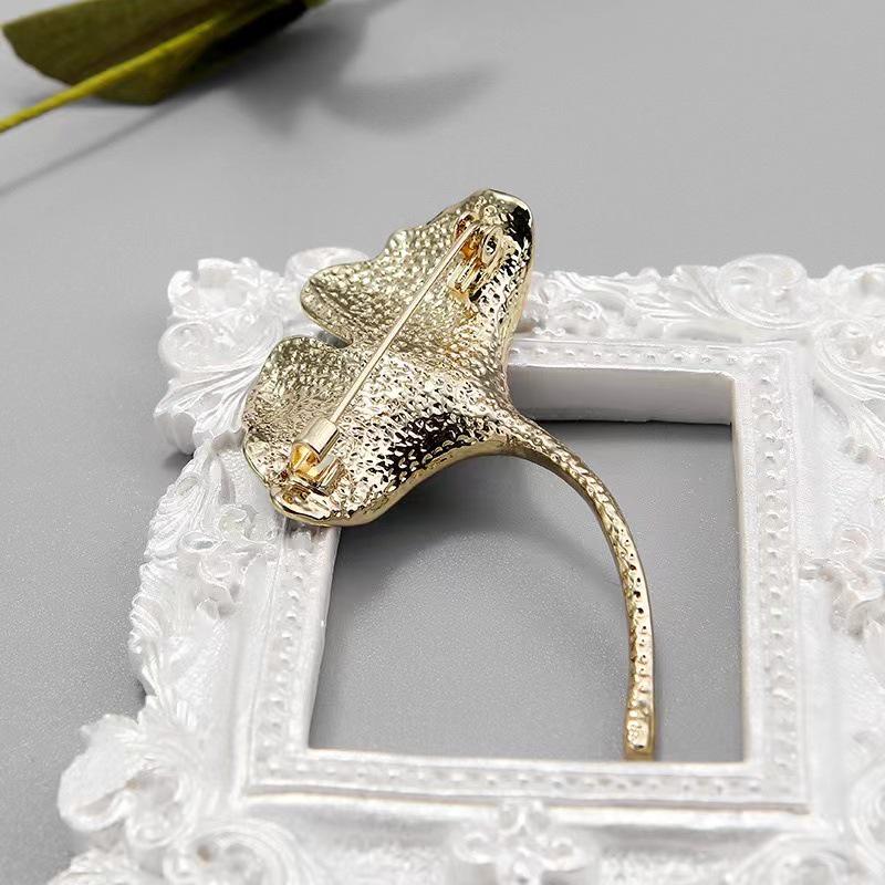 Elegant Korean Ginkgo Leaf Brooch for Women - Stylish Simple Pin for Cardigans and Jackets
