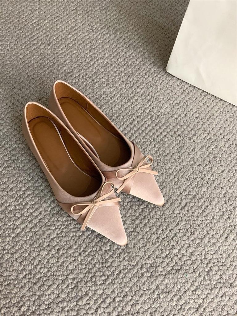 Французский сладкий атласный бант с заостренным носком и неглубоким горлом, одинарные туфли осенью 2024 года, новый темперамент, увеличение внутренней высоты, маленькие кожаные туфли