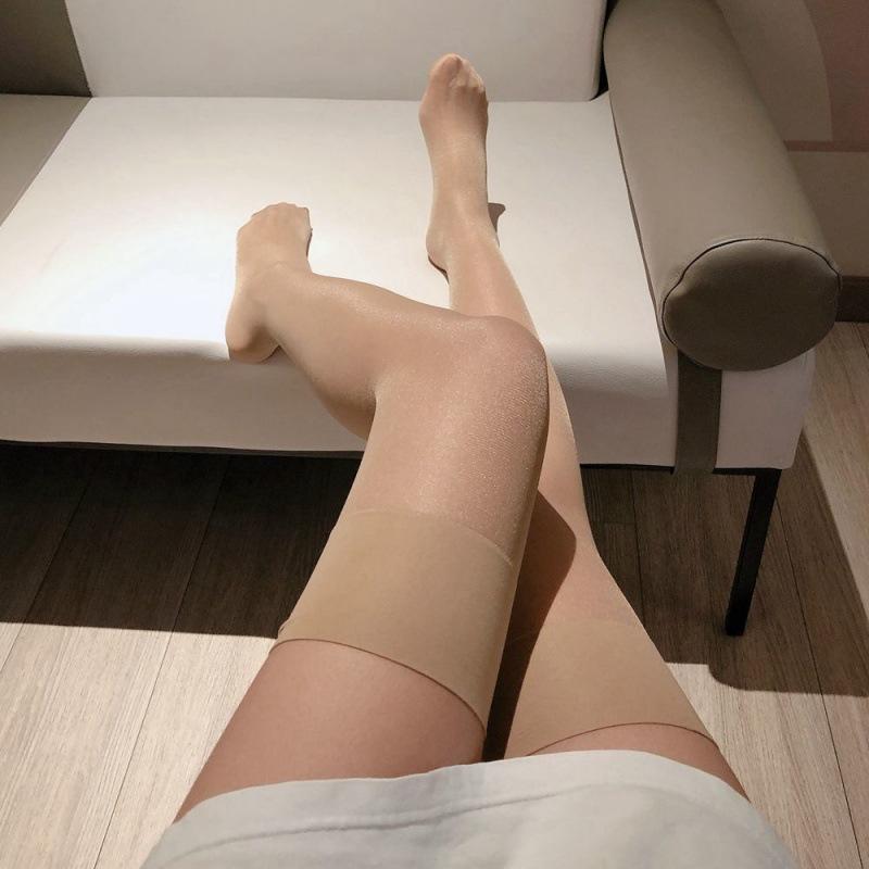 Яркие шелковые чулки цвета кожи. Женские тонкие жемчужные чулки. Яркие шелковые высокие носки выше колена.