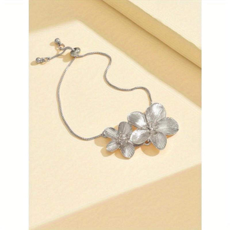 Простой браслет из белых бусин и искусственного жемчуга в виде морской звезды и ракушки, подходит для повседневной носки и отдыха.