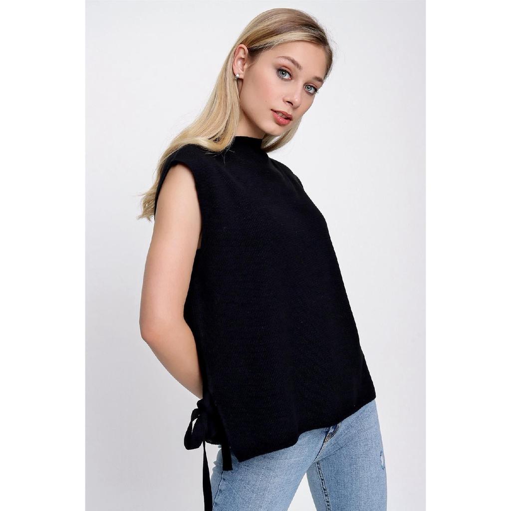 Женский трикотажный свитер с завязками сбоку красный 22wk252