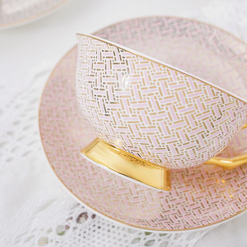 Европейская костяная фарфоровая маленькая роскошная кофейная чашка и блюдце изысканный черный чайный сервиз для дома гостиная креативные высококачественные послеобеденные чашки