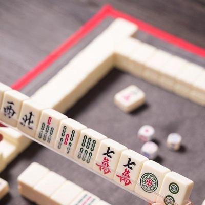 Наборы для маджонга Настольная игра с большой сумкой для хранения Портативная настольная игра со 144 фишками для маджонга из меламиновой смолы для семейного досуга