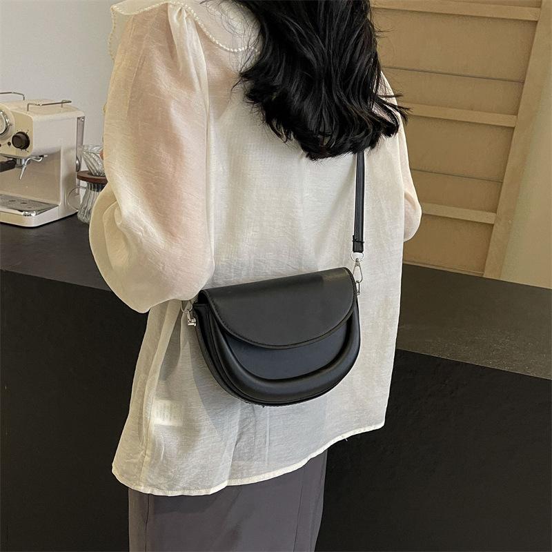Маленькая сумка Niche design, женская сумка 2024, новая мода, весна, простая сумка-мессенджер, текстура, сумка-седло под мышкой, прилив