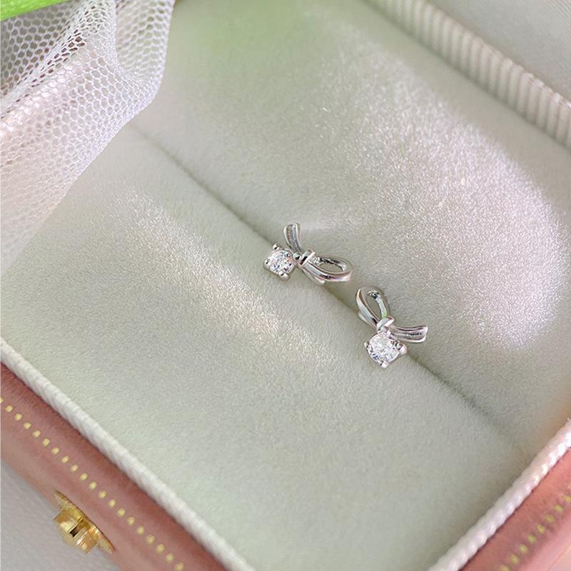 Милые и нежные серьги-бантики для женщин