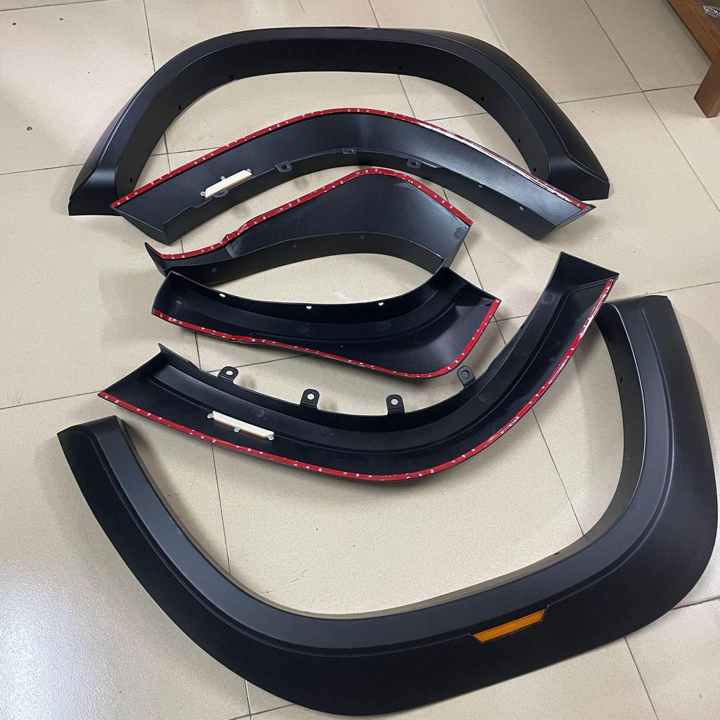 Mitsubishi L200 TRITON 2015-2019 Widened Wheel Arches with Reflector