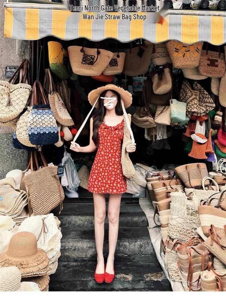 Женское французское ретро красное платье с цветочным принтом на бретелях-спагетти - издание начала весны 2025 года, дизайн для стройности талии.