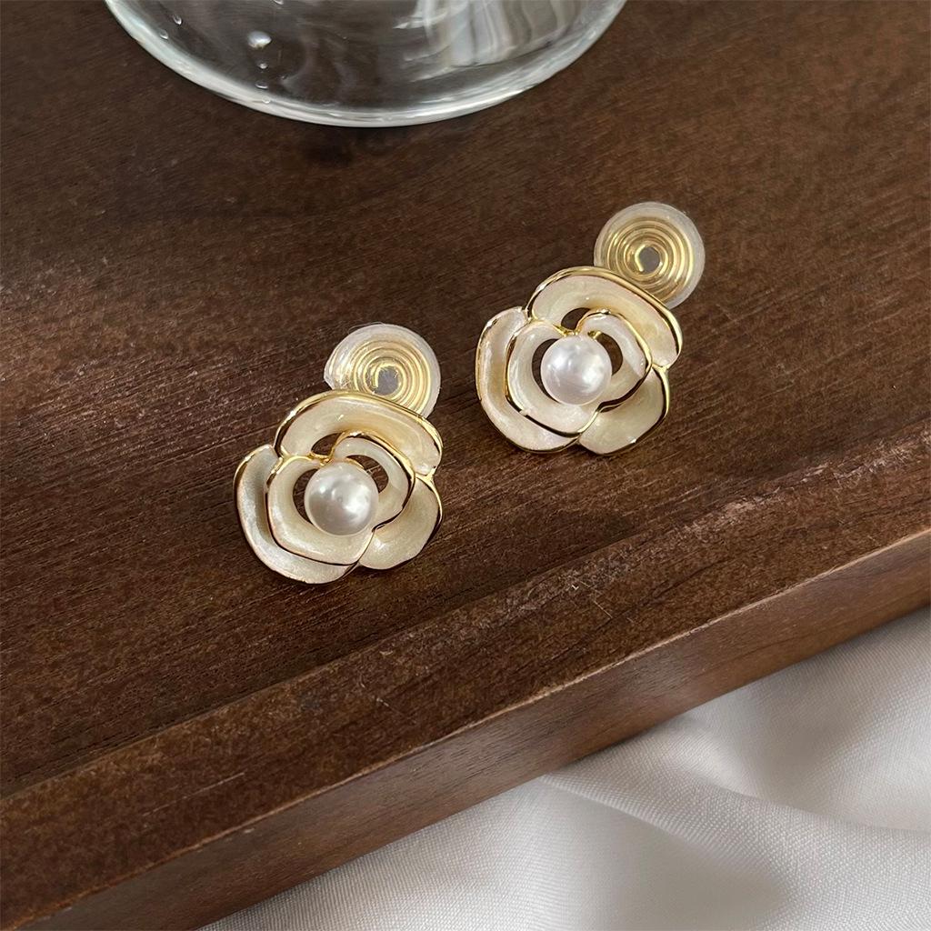 Французские ретро-клипсы для ушей Camellia: Модные серьги без проколов, высококачественный дизайн, идеально подходят для поездок на работу.