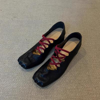 Версия из овчины ~ ретро-нишевая одинарная туфля с перекрестными ремешками, плиссированная кожаная обувь с квадратным носом и неглубоким горлом, женские балетки