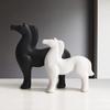 Домашний декор Фигурки лошадей из белой и черной смолы - (Упаковка из 2 шт., черный и белый)