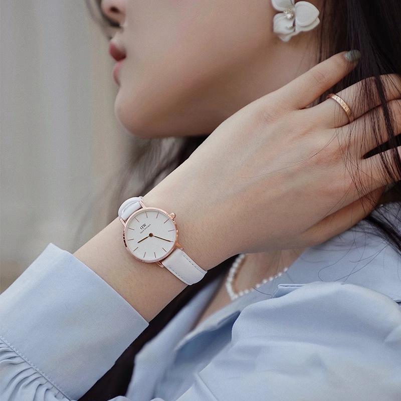 DANIEL WELLINGTON Часы Кварцевый механизм Кожаный ремешок 28 мм Белый циферблат Женские часы Модные и универсальные Европейские и американские часы DW00100249