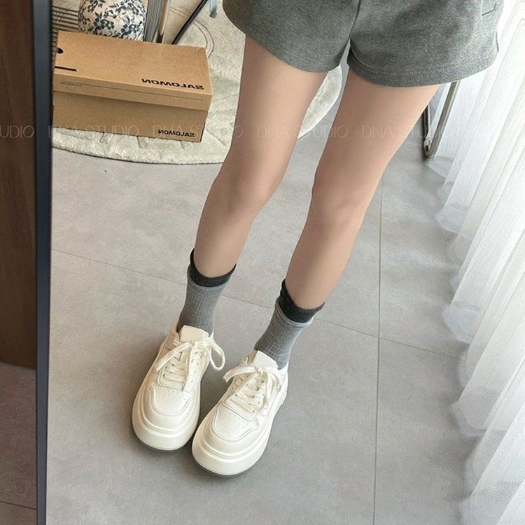 Популярная платформа белые женские туфли 2025 осень и зима новые увеличивающие рост туфли на платформе модные универсальные и легкие нишевые спортивные туфли