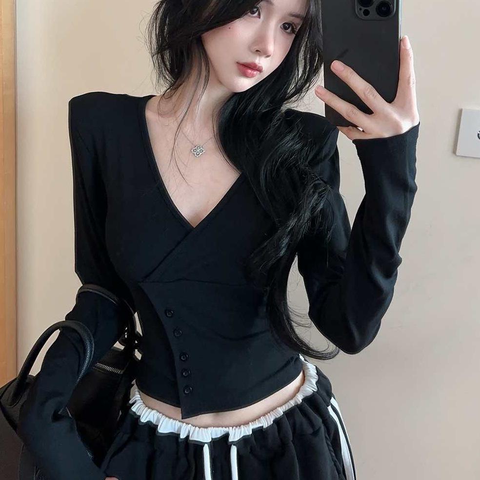 Женская мода весна и осень: Облегающая футболка с V-образным вырезом.