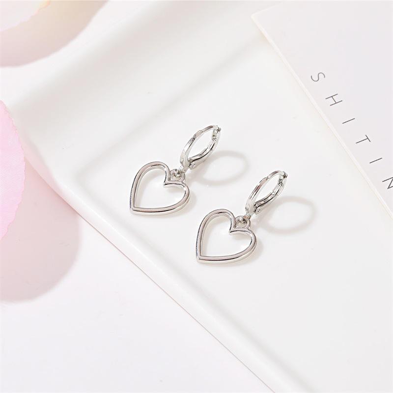 Simple Hollow Love Earrings Small Fresh Wild Metal Peach Heart Earrings Cute Female Jewelry AVE