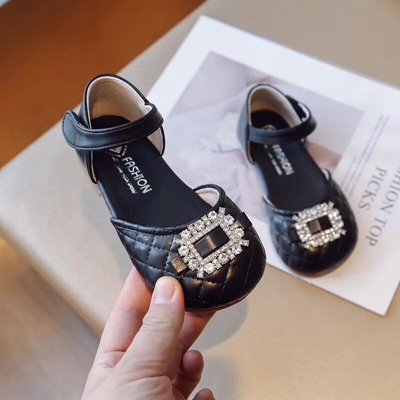 Сандалии для девочек, весенние туфли принцессы из мягкой кожи с закрытым носком, модная детская обувь на мягкой подошве со стразами для вечеринки, свадьбы, сандалии