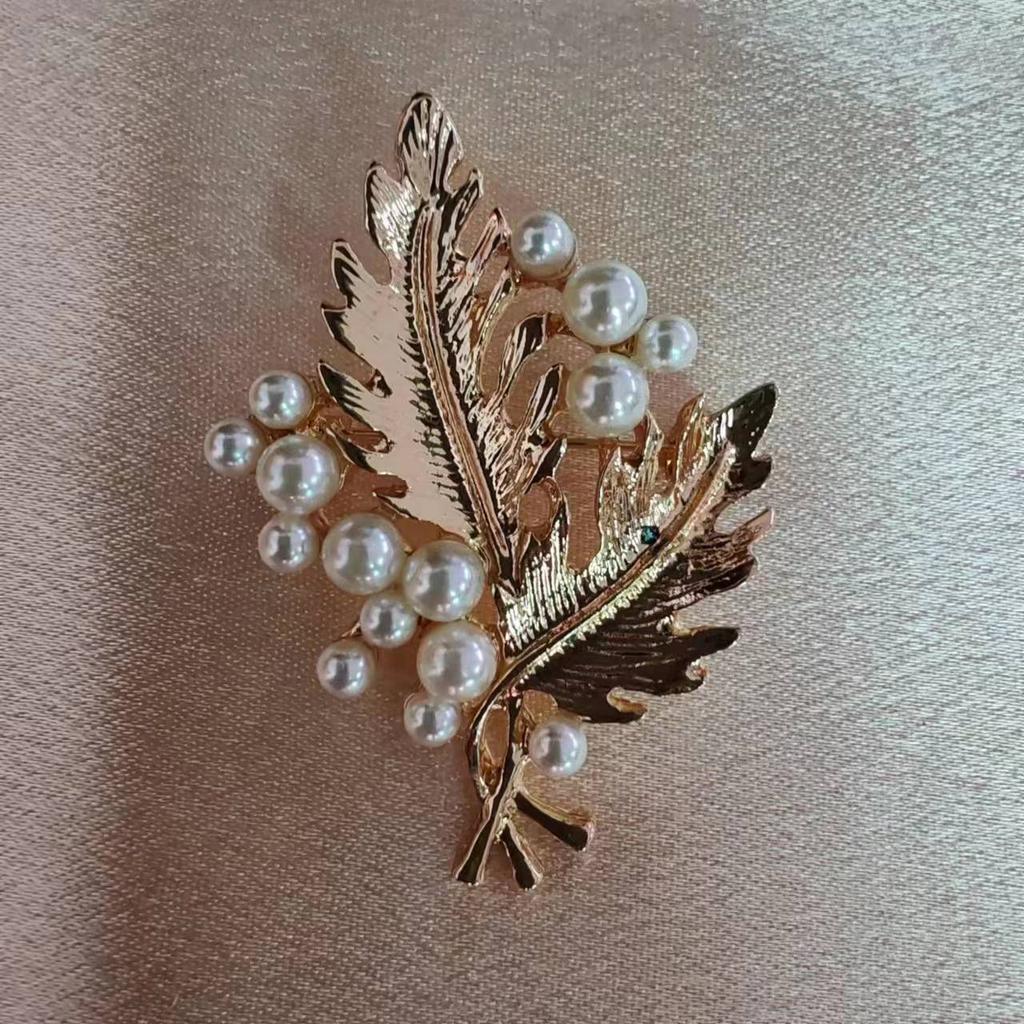 Brooch High-End Sense Niche Light Luxury Suit Bow Rhinestone Corsage High-End Alloy Creative Clothing Accessories