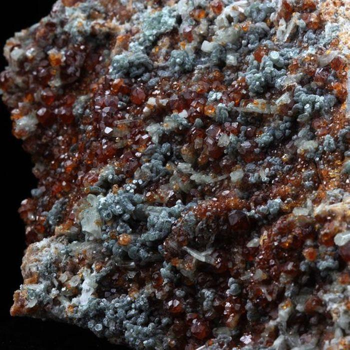 Pierres et Minéraux. Grenat Hessonite. 901.0 ct. Vallée d'Ala, Piémont, Italie.