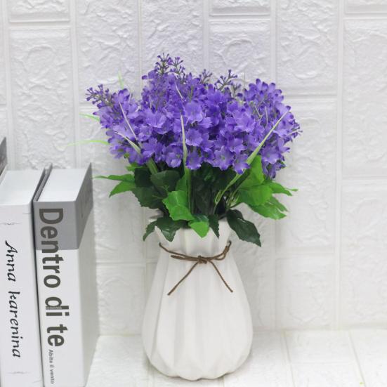 Красивый искусственный цветок, привлекательный, эстетический, долговечный.