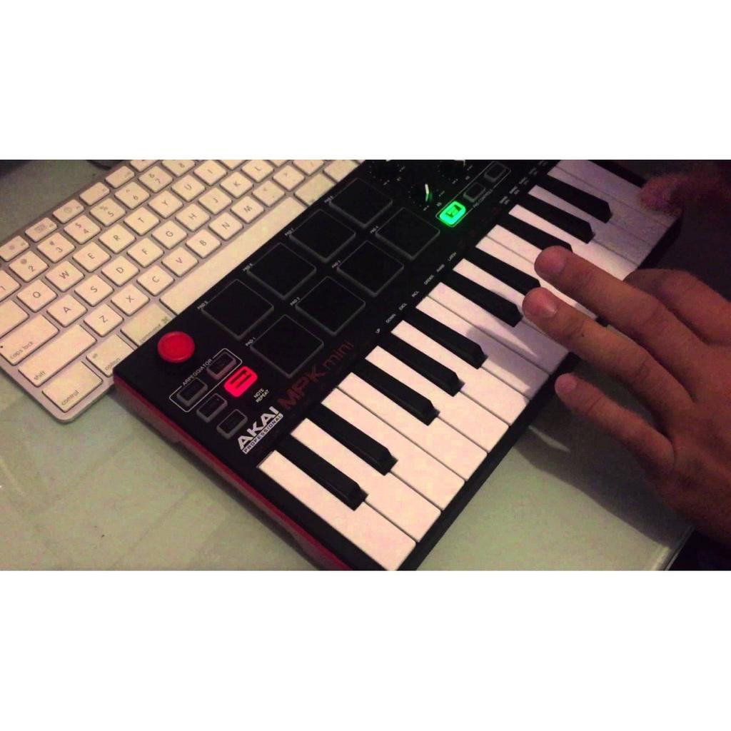 Akai Professional USB MIDI клавиатура контроллер 8 Pad MPK mini MK2