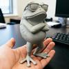 Лягушка, напечатанная на 3D-принтере, Мини-украшение для рабочего стола, Имитация модели лягушки в солнцезащитных очках со скрещенными руками, Стоящая лягушка для стола, Салона автомобиля