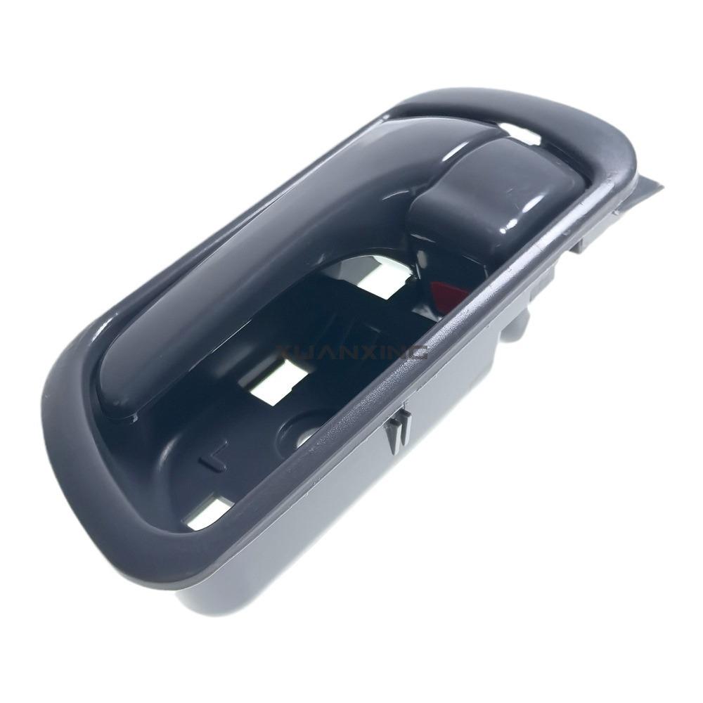 Внутренние ручки открывания левой и правой двери для Toyota Camry 2002-2006 годов выпуска (Номера деталей. 69206-33040 LH / 69205-33040 RH).