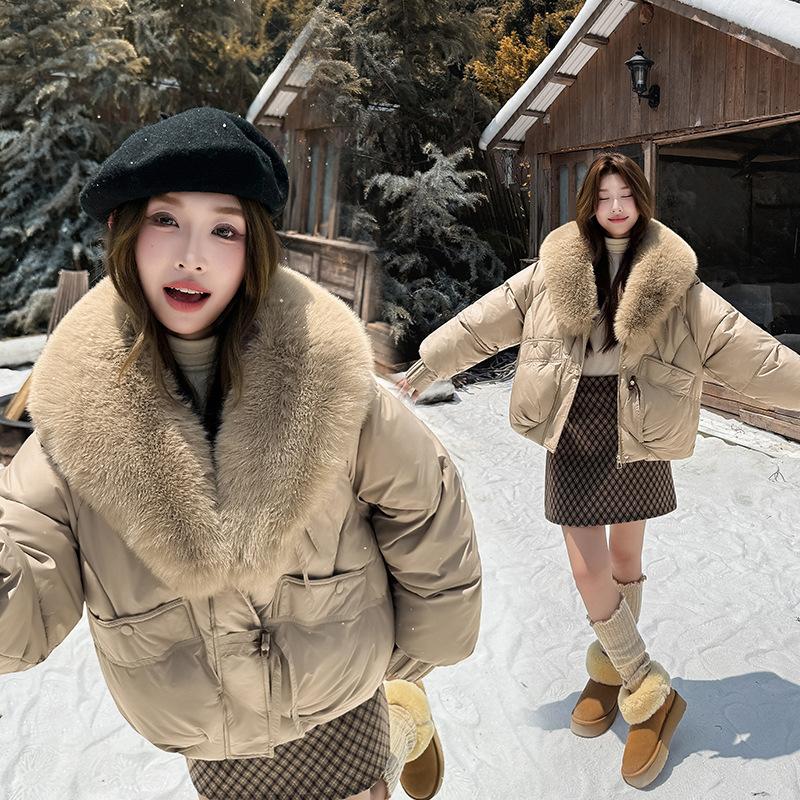 Женская короткая теплая зимняя куртка с большим меховым воротником и рукавами реглан