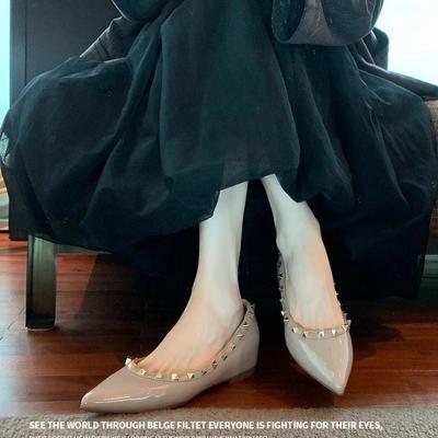 Новые весенне-осенние туфли-лодочки с заклепками и острым носком, женские туфли на плоской подошве с неглубоким вырезом и внутренней высотой, универсальные для работы и повседневной носки