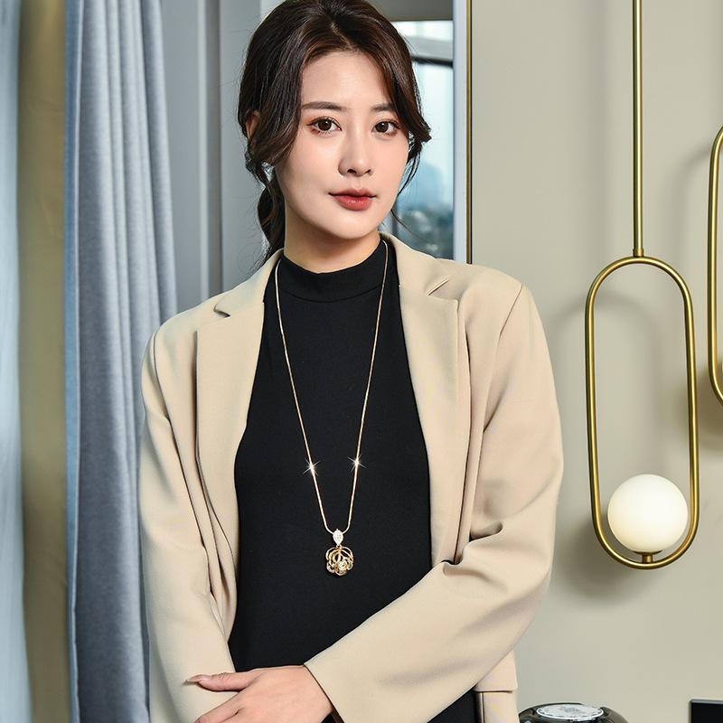 Rose Sweater Chain Long Versatile Autumn And Winter Hollow Rose Necklace Women'S Clothes Leaf Pendant