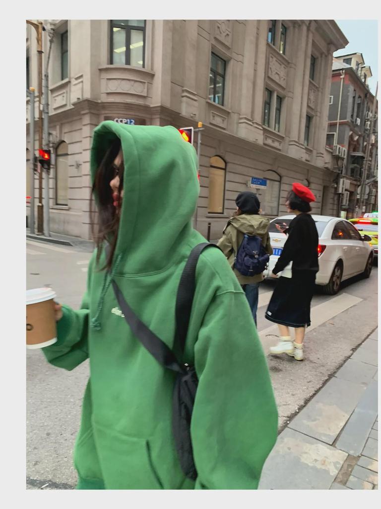 Женская плюшевая толстовка с капюшоном: Корейский трендовый свободный крой с буквенным принтом, идеально подходит для осени и зимы