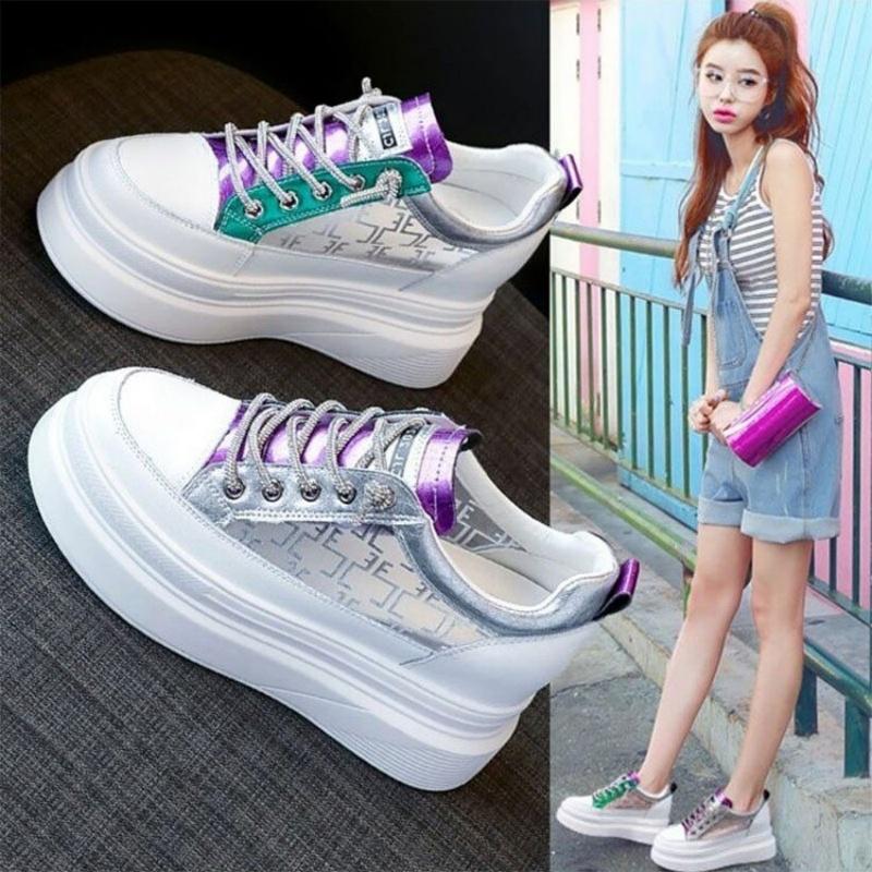 Модные летние новые женские туфли с дышащей сеткой, увеличенным внутренним каблуком для спортивной повседневной носки, толстая подошва, маленькие белые