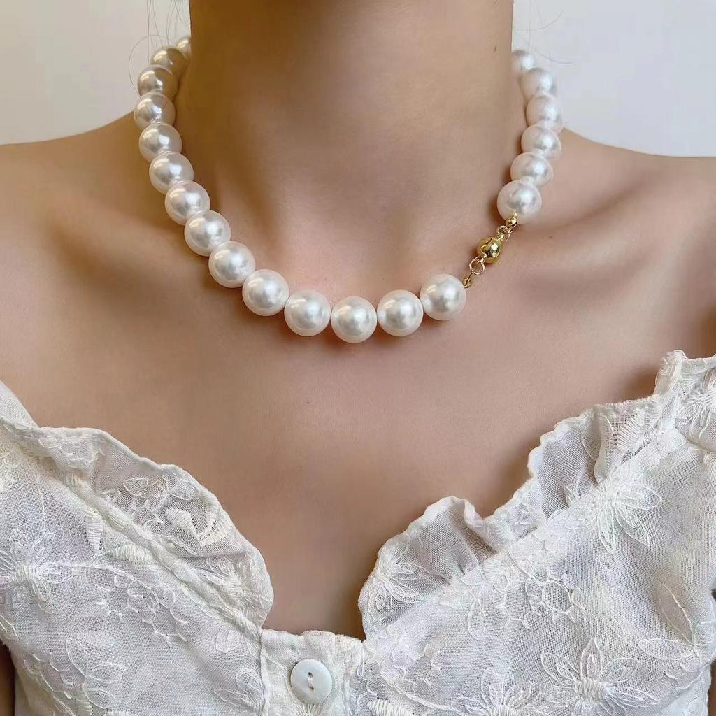 Elegant Magnetic Pearl Clavicle Necklace – High-End Versatile Sweater Chain for Women