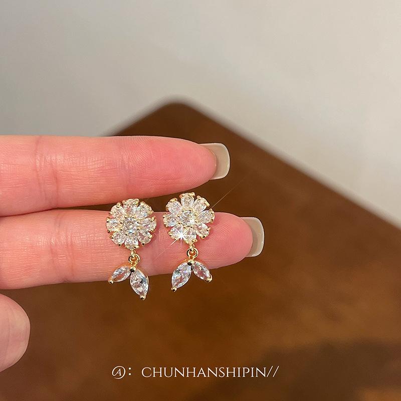 Exquisite super flash zircon flower leaf ear clips women's no ear piercings fashion personality versatile earrings light luxury versatile earrings