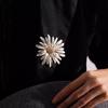Small Daisy Brooch Women'S High-End Niche High-End Sense Anti-Light Pin Atmospheric Brooch Suit Accessories