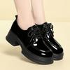 Модные женские лоферы черные с круглым носком на платформе оксфорды обувь для женщин 2025 весна новые в британском стиле на шнуровке лакированные лоферы