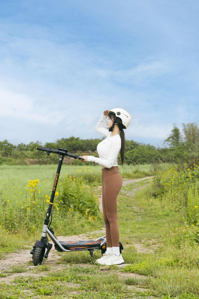 KuKirin A1 Electric Scooter, 10-inch Tubeless Tires, Dual Braking System, LED Headlight, Tail Light & Turn Signals, 48V Battery, Fast Charging