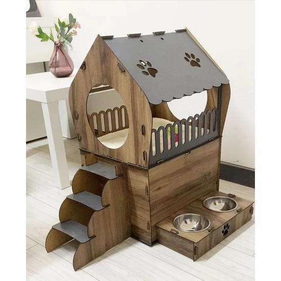 Декоративный домик для кошек на террасе и набор контейнеров для еды