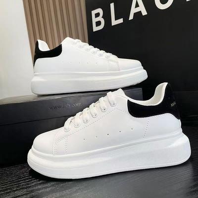 Супер-пожарные маленькие белые туфли на толстой подошве для женщин 2024 года, новые популярные туфли для увеличения роста, универсальные с юбками, спортивная и повседневная обувь, белые туфли для доски